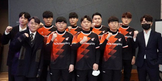 她以灵活多 她以灵活多